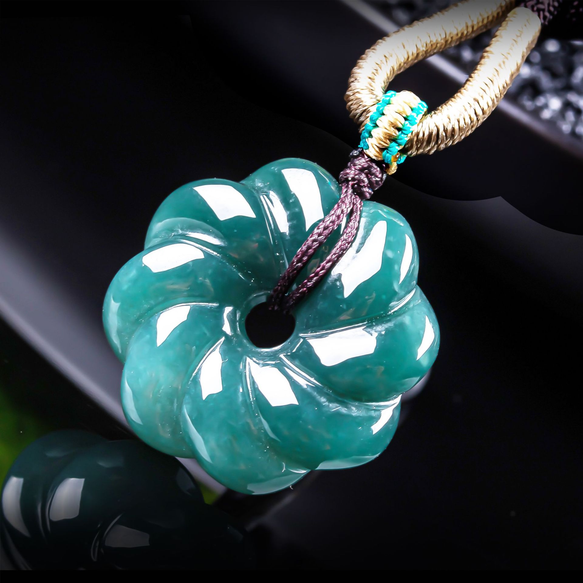Women Fashion Necklace - قلادة زهرة من اليشم البورمي الطبيعي،