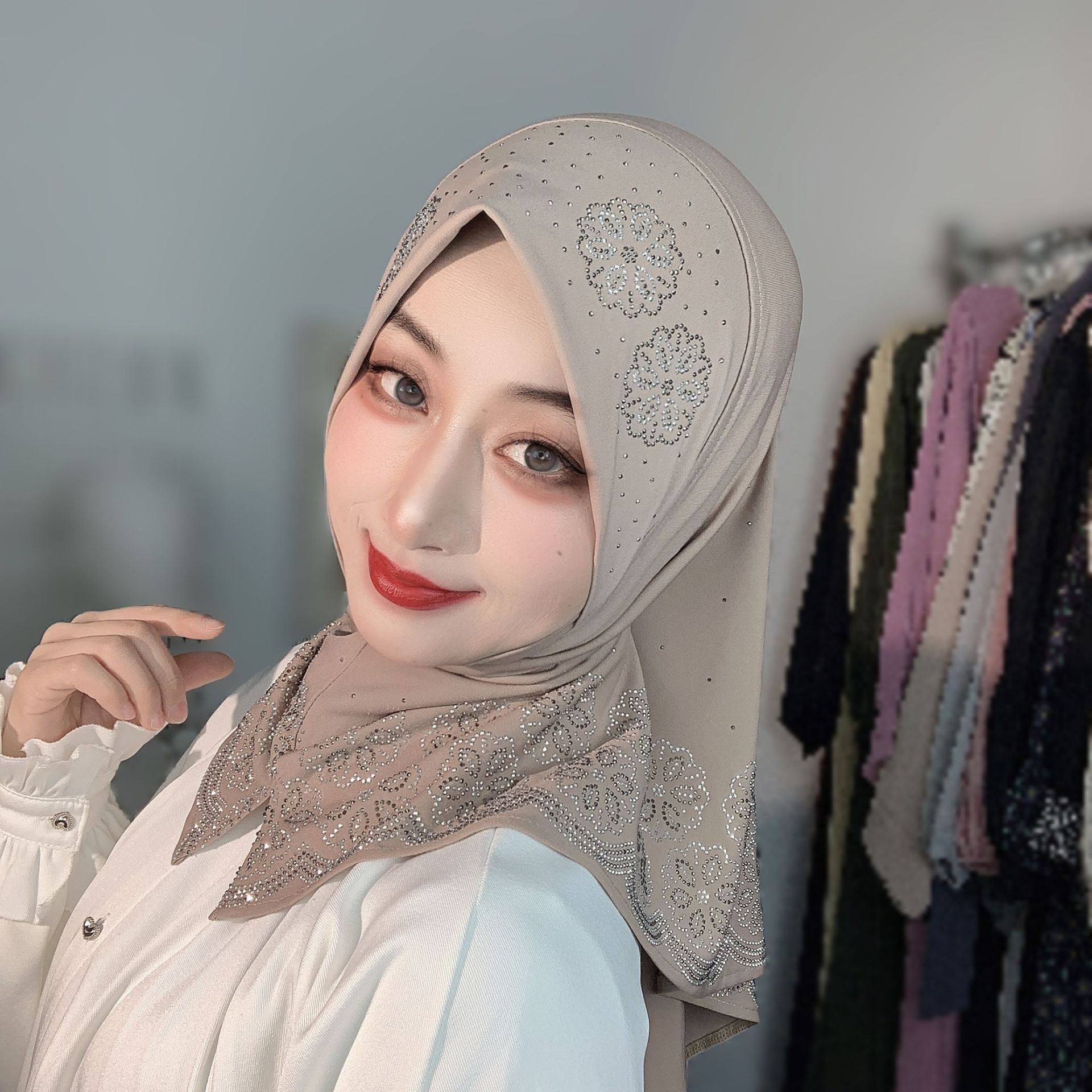 حجاب نسائي جاهز للارتداء بتصمي - مراجعة Women Fashion Designer وسعره