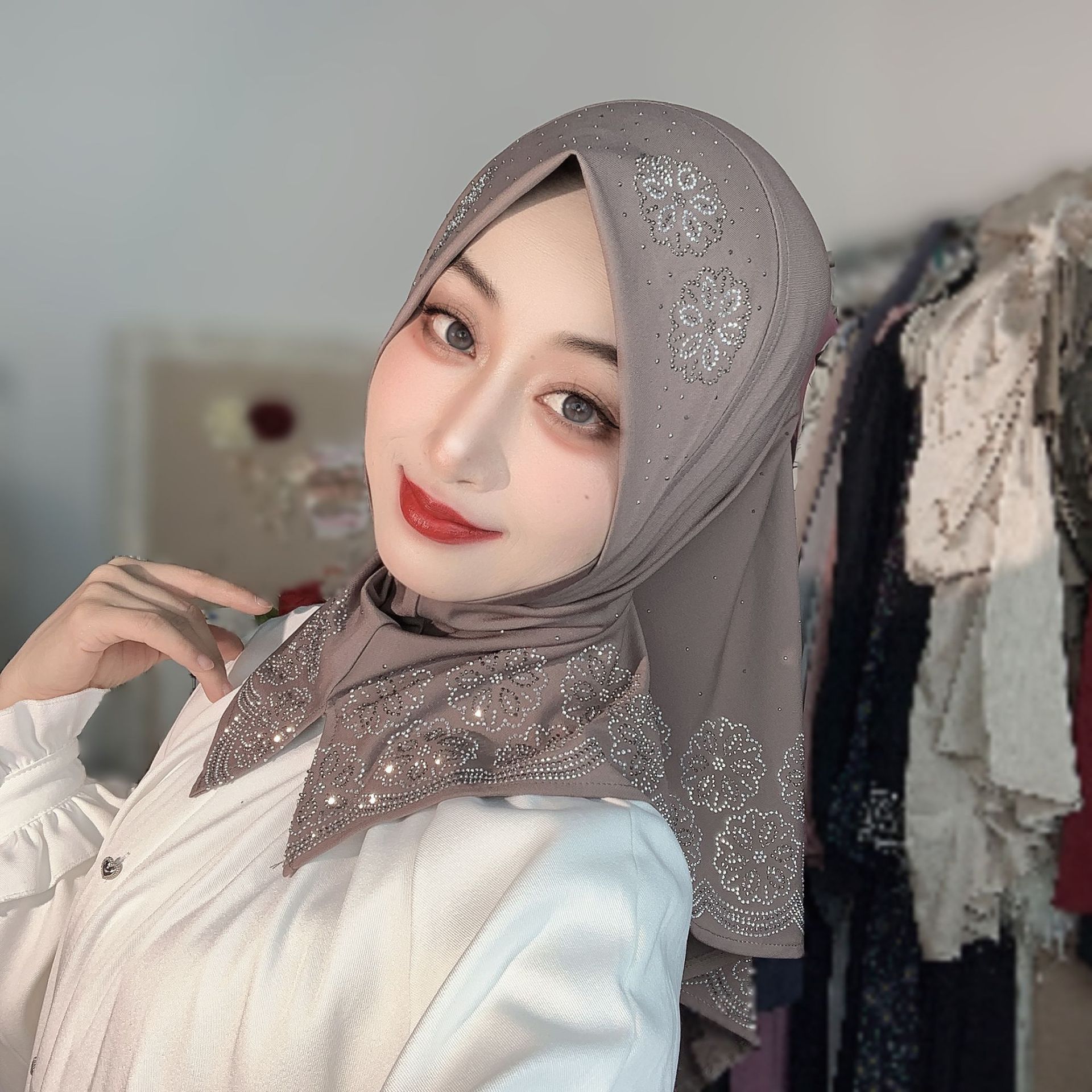 حجاب نسائي جاهز للارتداء بتصمي - مراجعة Women Fashion Designer وسعره